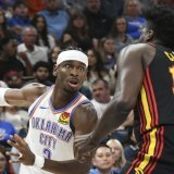 Shai Gilgeous-Alexander face à Cilnt Capela; le Canadien a été l'homme du match. l KEYSTONE/AP/Kyle Phillips